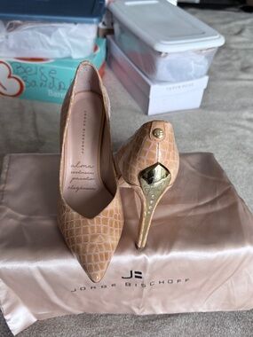 Jorge Bischoff pumps Finished in a beautiful soft pink hue a must have